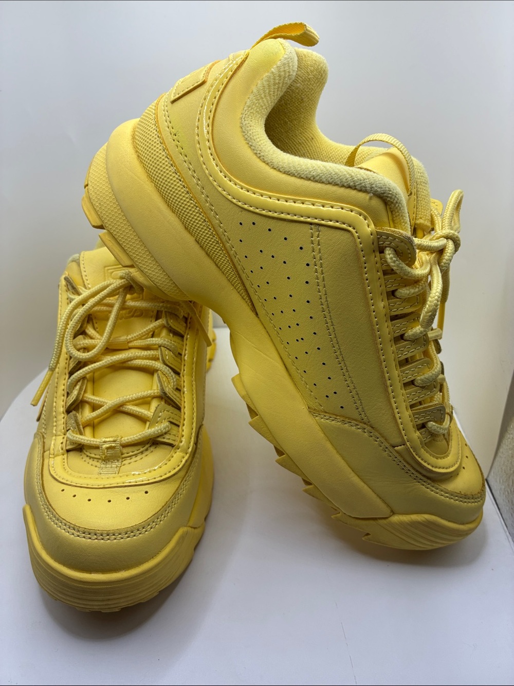 FILA WOMANS PREMIUM VERSATILE FASHION SNEAKER/YELLOWSIZE 7/ HEAVY CUSHION INSOLE